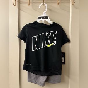 NIKE *New w/Tags* boys dri-fit 2 piece set Sz. 2T